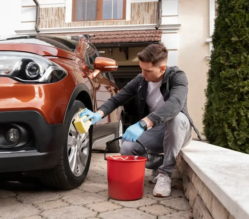 Lavage auto à domicile Pluvet : professionnel intervenant sur un véhicule